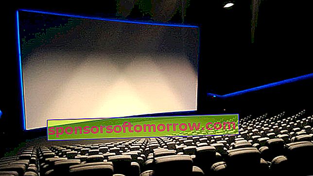 Flachbildschirm gegen gebogenes Kino