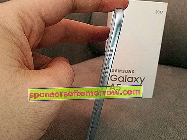 Samsung Galaxy A5 2017の側面
