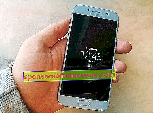 Samsung Galaxy A5 2017 קדמי עם יד