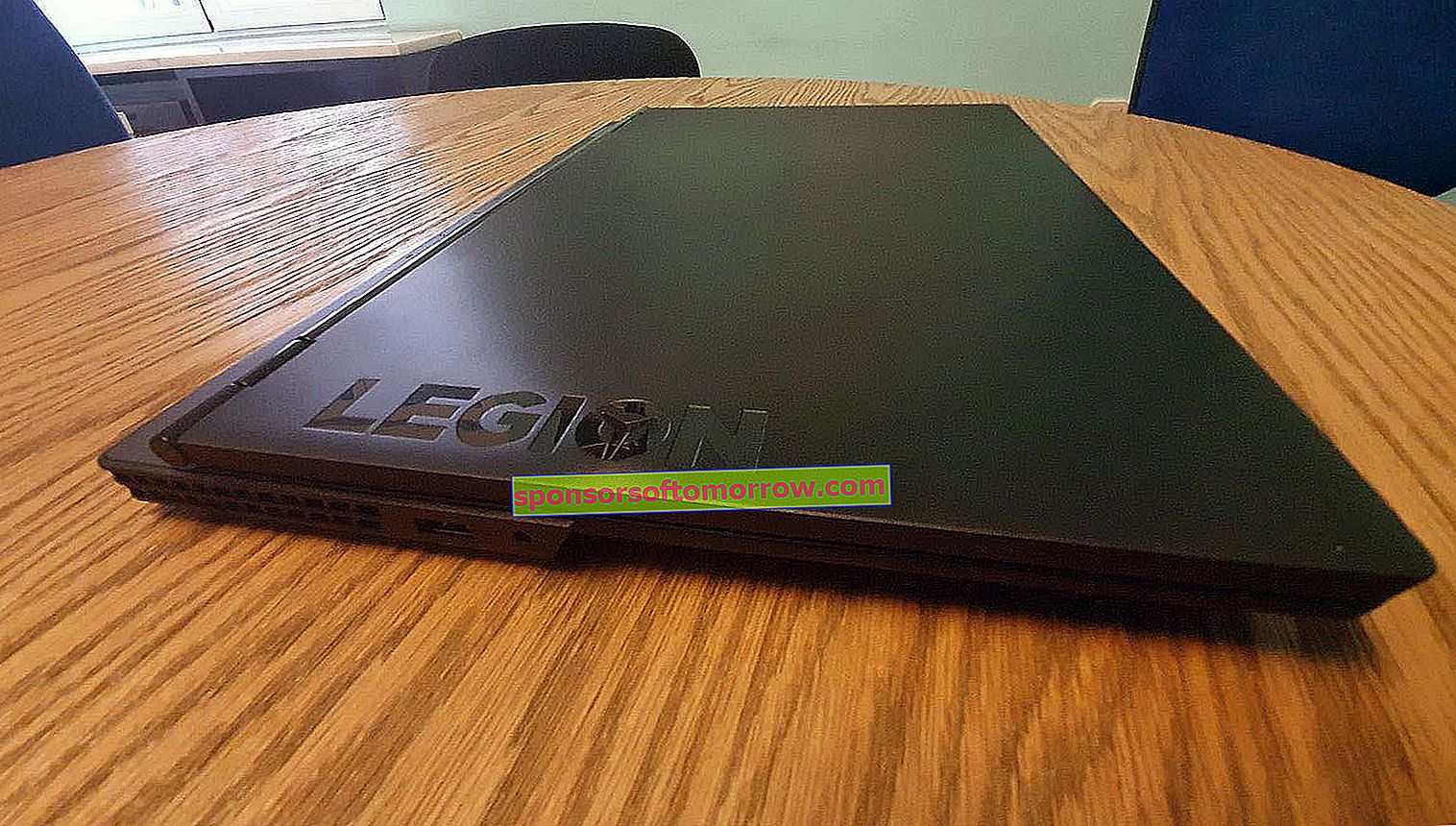 Lenovo-Legion-Y530 view from profile