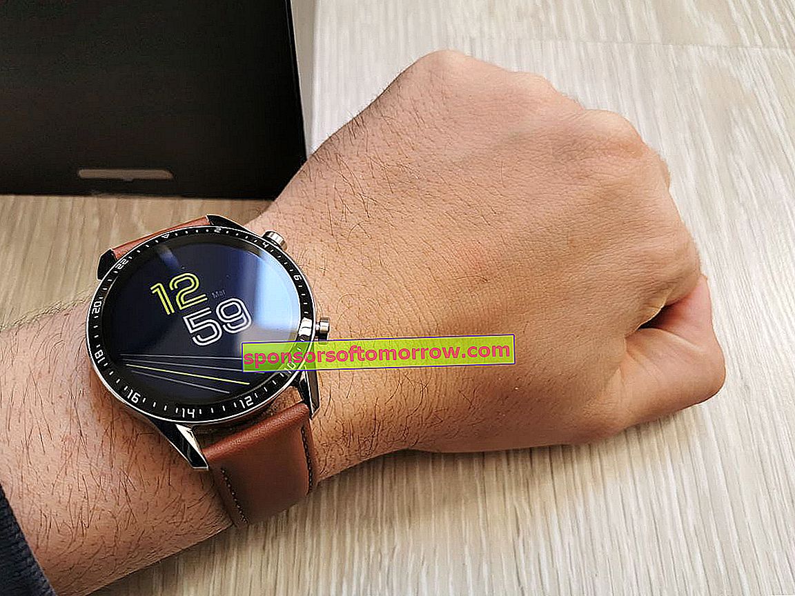 Huawei Watch GT2 di tangan