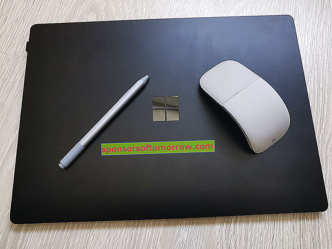 Microsoft Surface Laptop 3 dengan pena dan mouse