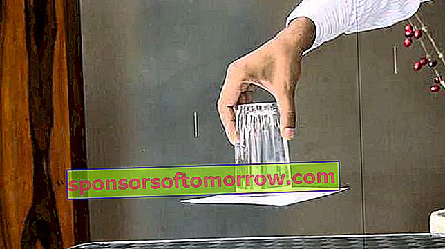 Umgekehrtes Glas mit Wasser bedeckt