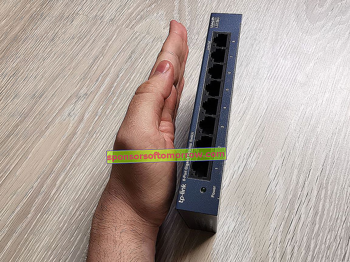 TP-Link-LS108G with hand