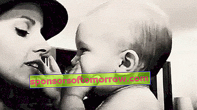mother's day kissing
