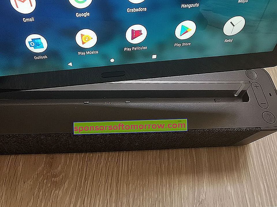 Lenovo Smart Tab P10 terpasang ke pangkalan