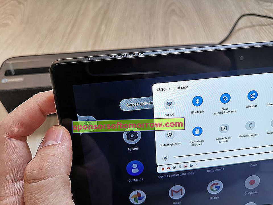 Lenovo Smart Tab P10 di tangan